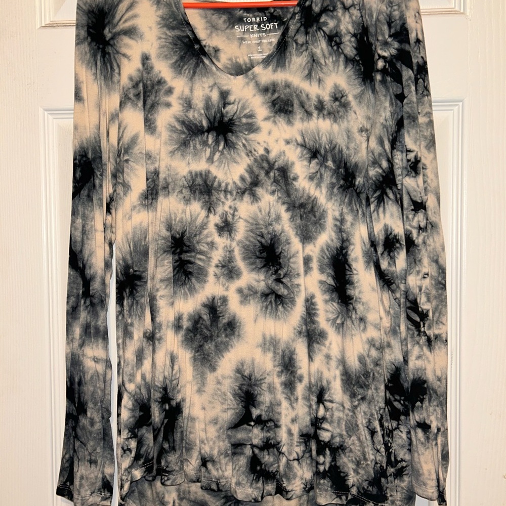 Torrid Black and White Tie-Dye Women's Top